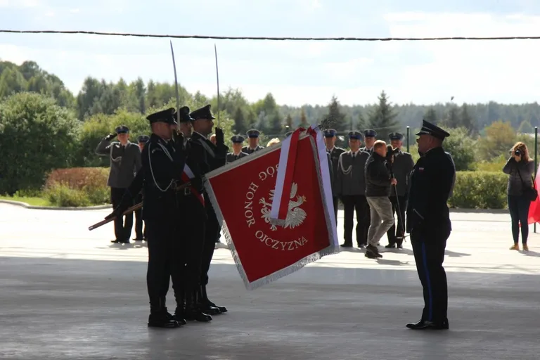 Uroczyste nadanie sztandaru Komendy Powiatowej Policji w Ostrowi Mazowieckiej (zdjęcia)