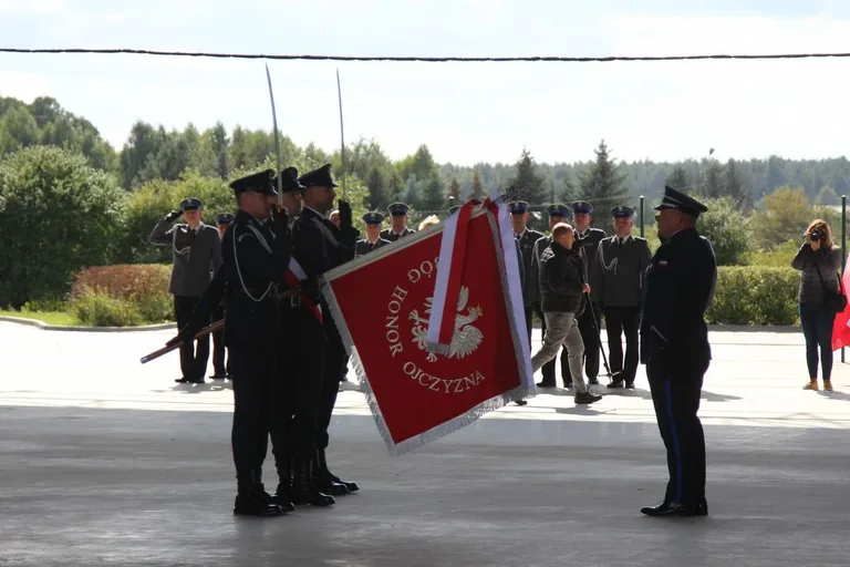 Uroczyste nadanie sztandaru Komendy Powiatowej Policji w Ostrowi Mazowieckiej (zdjęcia)