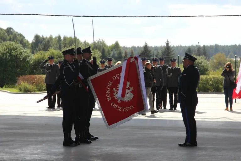 Uroczyste nadanie sztandaru Komendy Powiatowej Policji w Ostrowi Mazowieckiej (zdjęcia)