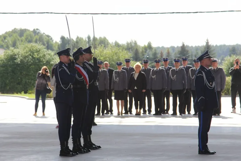 Uroczyste nadanie sztandaru Komendy Powiatowej Policji w Ostrowi Mazowieckiej (zdjęcia)