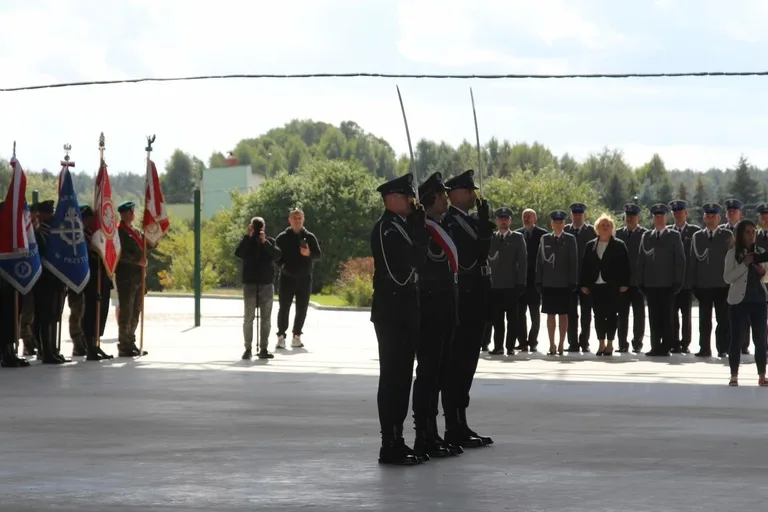 Uroczyste nadanie sztandaru Komendy Powiatowej Policji w Ostrowi Mazowieckiej (zdjęcia)