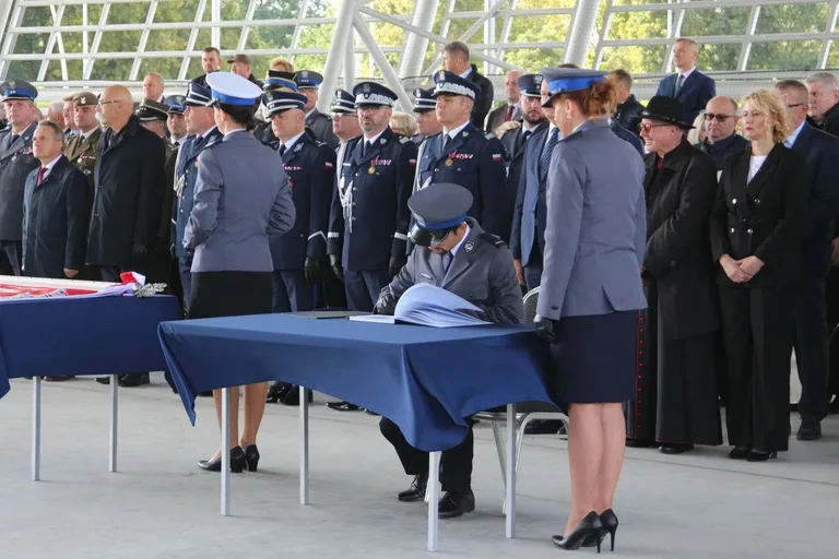 Uroczyste nadanie sztandaru Komendy Powiatowej Policji w Ostrowi Mazowieckiej (zdjęcia)