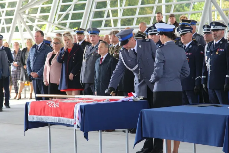 Uroczyste nadanie sztandaru Komendy Powiatowej Policji w Ostrowi Mazowieckiej (zdjęcia)