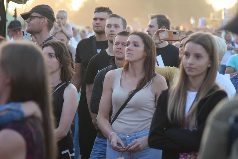 Koncert zespołu DEJW na Dożynkach 2022 w Sielcu. Zespół zagrał na scenie same największe hity! (zdjęcia, wideo)