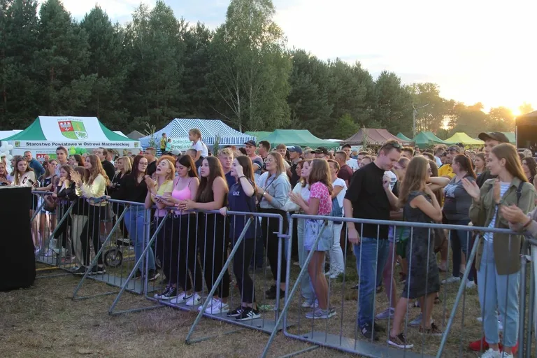 Koncert zespołu DEJW na Dożynkach 2022 w Sielcu. Zespół zagrał na scenie same największe hity! (zdjęcia, wideo)