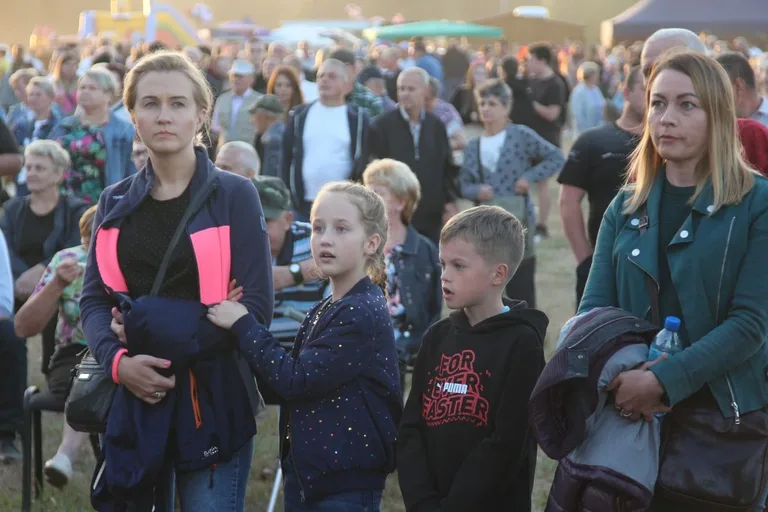 Koncert zespołu DEJW na Dożynkach 2022 w Sielcu. Zespół zagrał na scenie same największe hity! (zdjęcia, wideo)