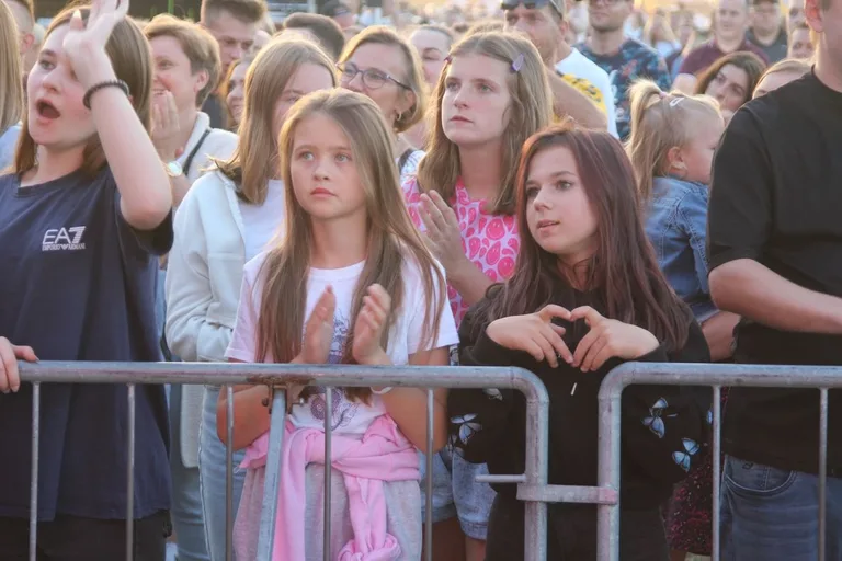 Koncert zespołu DEJW na Dożynkach 2022 w Sielcu. Zespół zagrał na scenie same największe hity! (zdjęcia, wideo)