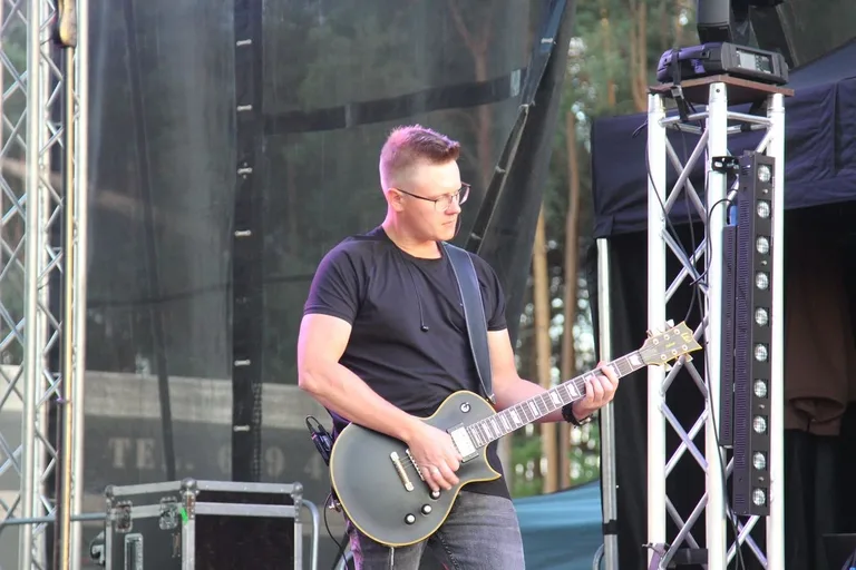 Koncert zespołu DEJW na Dożynkach 2022 w Sielcu. Zespół zagrał na scenie same największe hity! (zdjęcia, wideo)