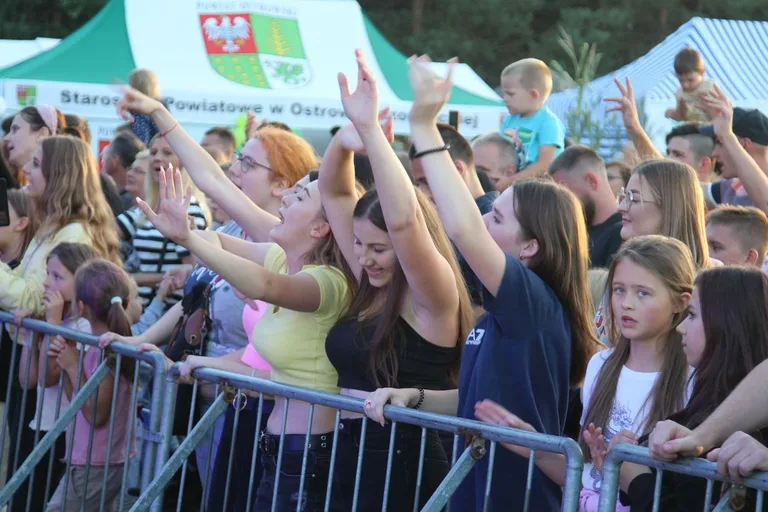 Koncert zespołu DEJW na Dożynkach 2022 w Sielcu. Zespół zagrał na scenie same największe hity! (zdjęcia, wideo)