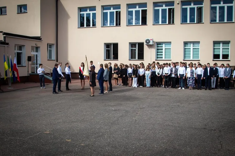 Uczniowie "Ekonomika" powitali nowy rok szkolny (zdjęcia)