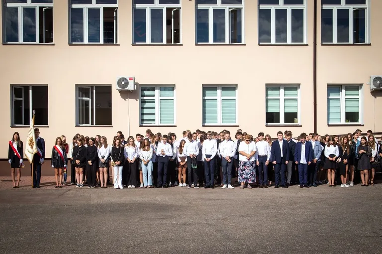 Uczniowie "Ekonomika" powitali nowy rok szkolny (zdjęcia)