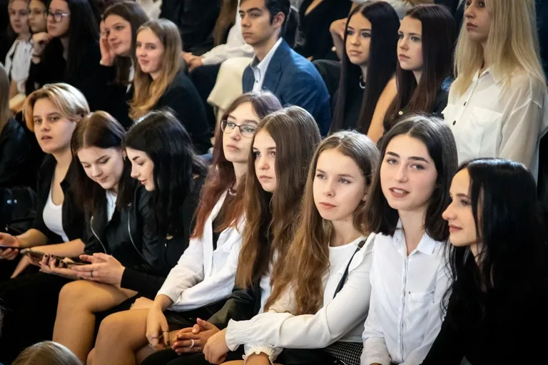 Rozpoczęcie roku szkolnego w Liceum Ogólnokształcącym im. Mikołaja Kopernika (zdjęcia)
