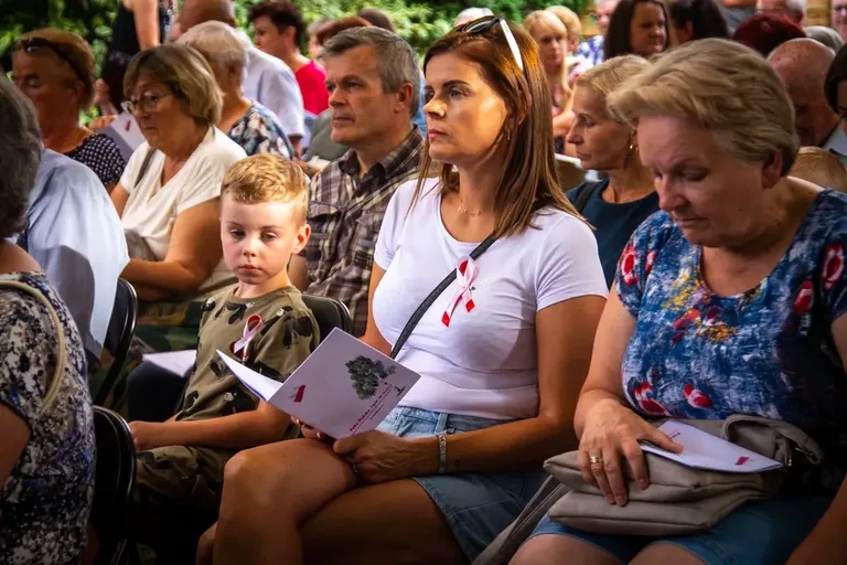 Ostrowianie wspólnie śpiewali pieśni i piosenki żołnierskie (zdjęcia) (wideo) 