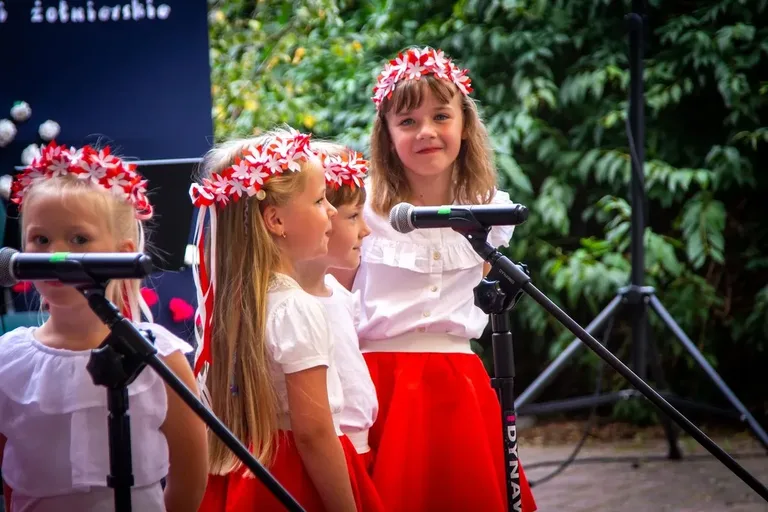 Ostrowianie wspólnie śpiewali pieśni i piosenki żołnierskie (zdjęcia) (wideo)