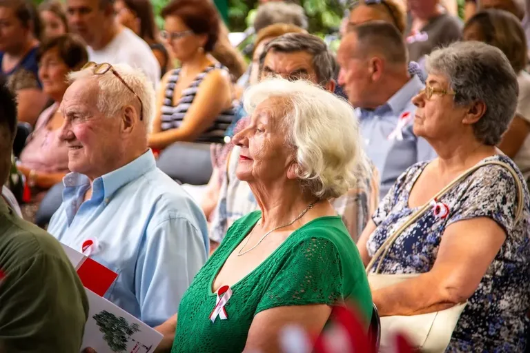 Ostrowianie wspólnie śpiewali pieśni i piosenki żołnierskie (zdjęcia) (wideo)