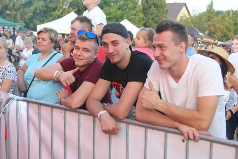 Koncerty zespołów na XXI Dniach Kukurydzy w Andrzejewie. Artyści zachwycili publikę swoimi występami (zdjęcia, wideo)