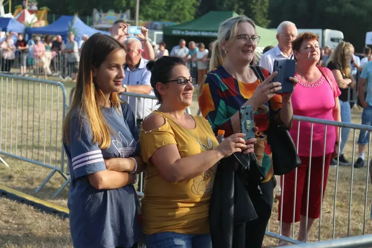 Koncerty zespołów na XXI Dniach Kukurydzy w Andrzejewie. Artyści zachwycili publikę swoimi występami (zdjęcia, wideo)