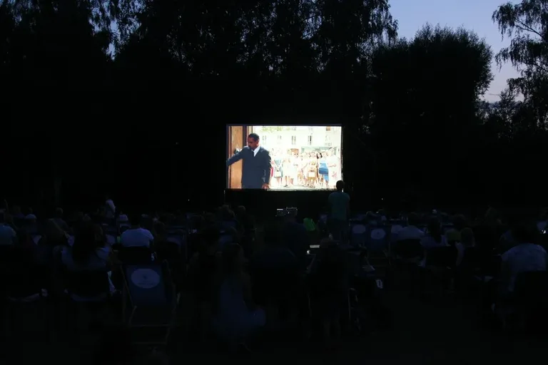 Kino plenerowe w Bogutach-Piankach. Na ekranie pojawił się film pt. "Wakacje Mikołajka" (zdjęcia)