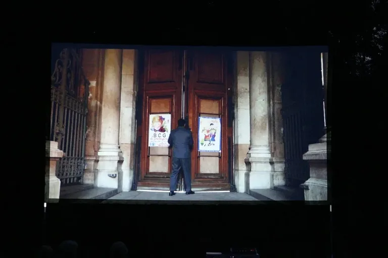Kino plenerowe w Bogutach-Piankach. Na ekranie pojawił się film pt. "Wakacje Mikołajka" (zdjęcia)
