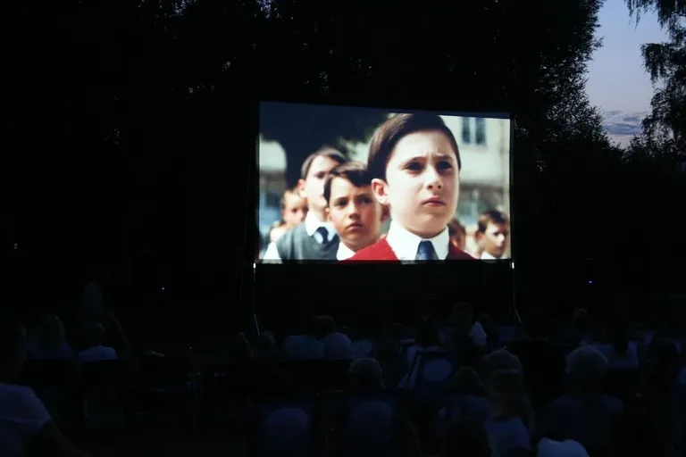 Kino plenerowe w Bogutach-Piankach. Na ekranie pojawił się film pt. "Wakacje Mikołajka" (zdjęcia)