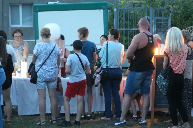 Kino plenerowe w Bogutach-Piankach. Na ekranie pojawił się film pt. "Wakacje Mikołajka" (zdjęcia)