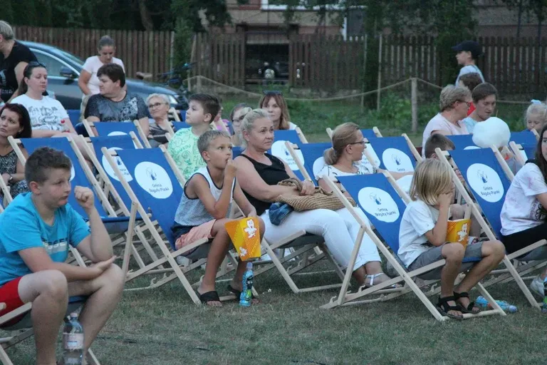 Kino plenerowe w Bogutach-Piankach. Na ekranie pojawił się film pt. "Wakacje Mikołajka" (zdjęcia)