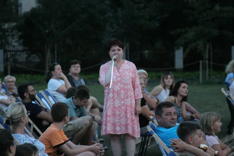 Kino plenerowe w Bogutach-Piankach. Na ekranie pojawił się film pt. "Wakacje Mikołajka" (zdjęcia)