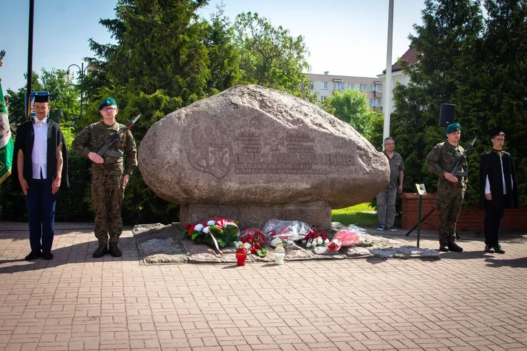 Uroczystość z okazji Święta Pułku oraz Święta Szkoły Podstawowej nr 4 (zdjęcia) 