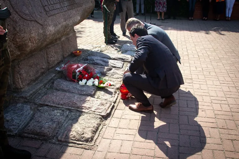 Uroczystość z okazji Święta Pułku oraz Święta Szkoły Podstawowej nr 4 (zdjęcia) 