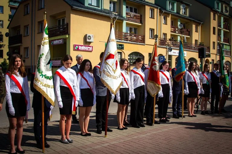 Uroczystość z okazji Święta Pułku oraz Święta Szkoły Podstawowej nr 4 (zdjęcia) 