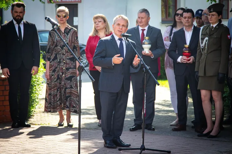 Uroczystość z okazji Święta Pułku oraz Święta Szkoły Podstawowej nr 4 (zdjęcia)