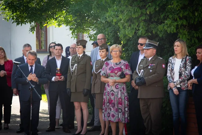 Uroczystość z okazji Święta Pułku oraz Święta Szkoły Podstawowej nr 4 (zdjęcia)