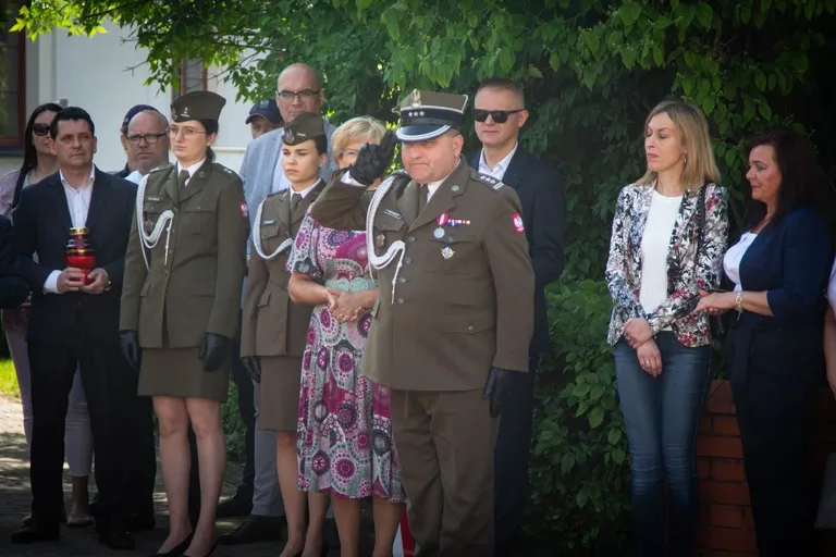 Uroczystość z okazji Święta Pułku oraz Święta Szkoły Podstawowej nr 4 (zdjęcia)