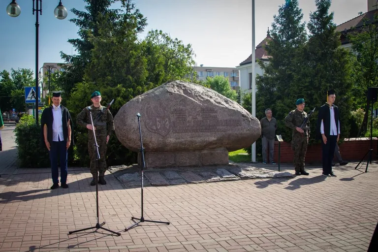 Uroczystość z okazji Święta Pułku oraz Święta Szkoły Podstawowej nr 4 (zdjęcia)