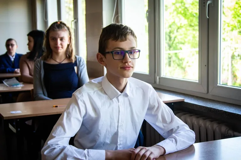 Egzamin ósmoklasisty 2022. Uczniowie ostrowskiej "trójki" rozpoczęli egzaminy (zdjęcia)