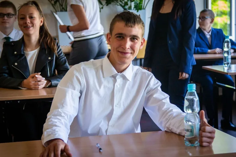 Egzamin ósmoklasisty 2022. Uczniowie ostrowskiej "trójki" rozpoczęli egzaminy (zdjęcia)