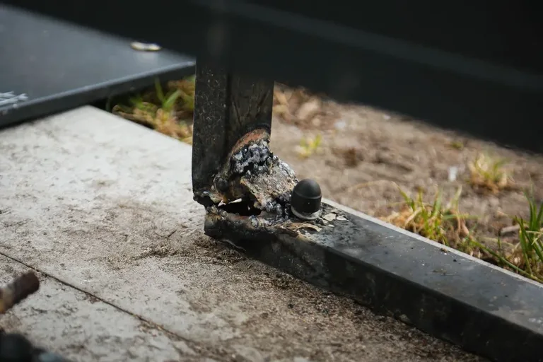 Skrzynka skarg: Zdewastowane kosze na śmieci przy ścieżce rowerowej między Lidlem a Biedronką (zdjęcia)