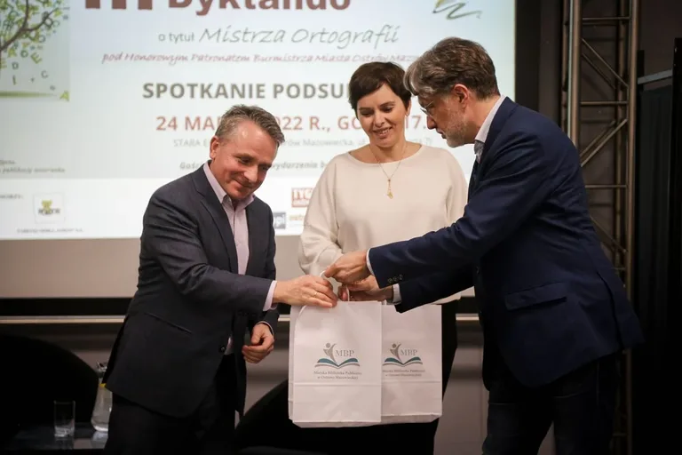 Wręczeniu nagród laureatom III Ostrowskiego Dyktanda towarzyszyło spotkanie z Michałem Rusinkiem (zdjęcia)