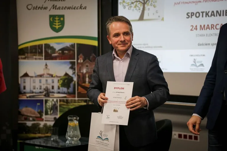 Wręczeniu nagród laureatom III Ostrowskiego Dyktanda towarzyszyło spotkanie z Michałem Rusinkiem (zdjęcia)