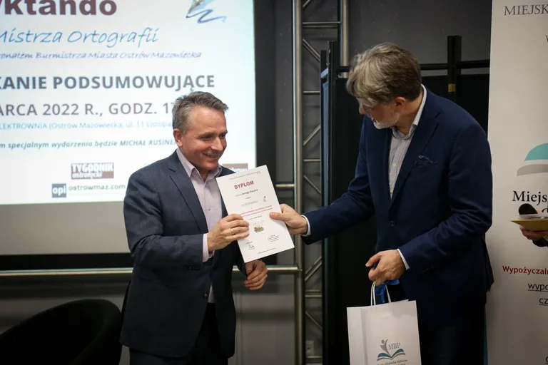 Wręczeniu nagród laureatom III Ostrowskiego Dyktanda towarzyszyło spotkanie z Michałem Rusinkiem (zdjęcia)