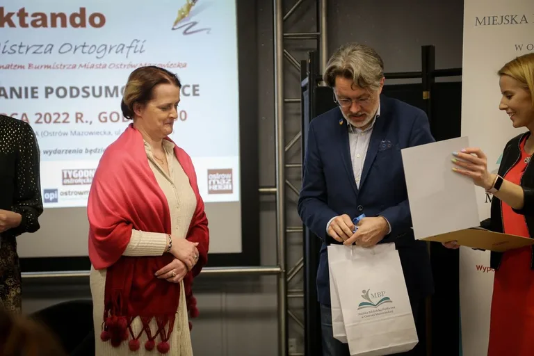 Wręczeniu nagród laureatom III Ostrowskiego Dyktanda towarzyszyło spotkanie z Michałem Rusinkiem (zdjęcia)