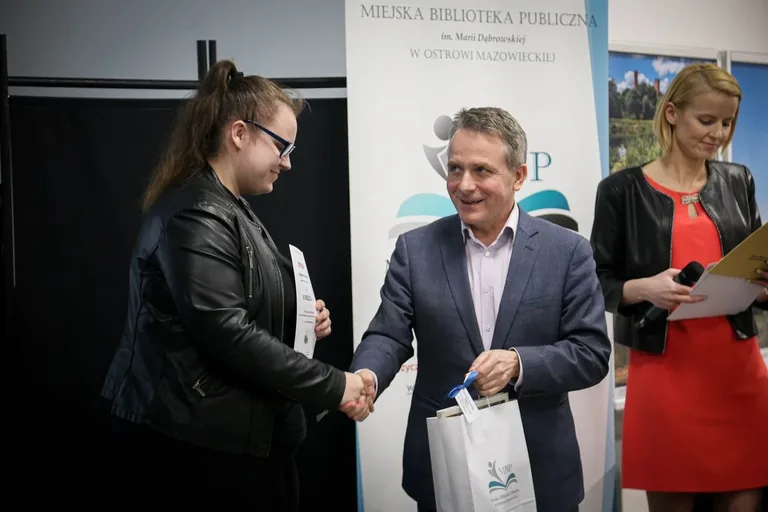 Wręczeniu nagród laureatom III Ostrowskiego Dyktanda towarzyszyło spotkanie z Michałem Rusinkiem (zdjęcia)