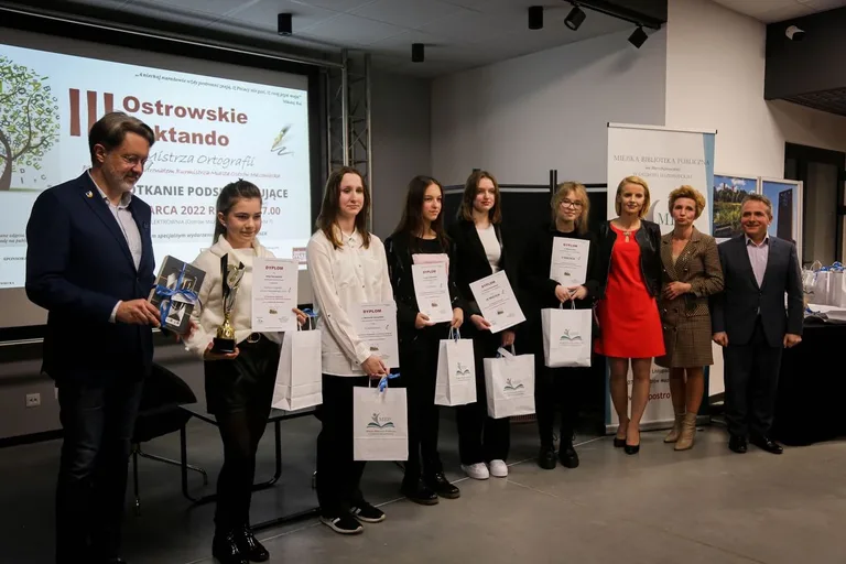 Wręczeniu nagród laureatom III Ostrowskiego Dyktanda towarzyszyło spotkanie z Michałem Rusinkiem (zdjęcia)