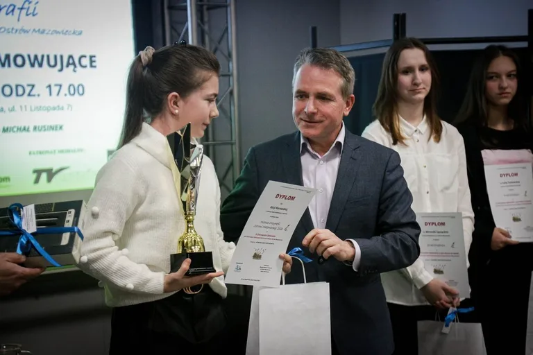 Wręczeniu nagród laureatom III Ostrowskiego Dyktanda towarzyszyło spotkanie z Michałem Rusinkiem (zdjęcia)