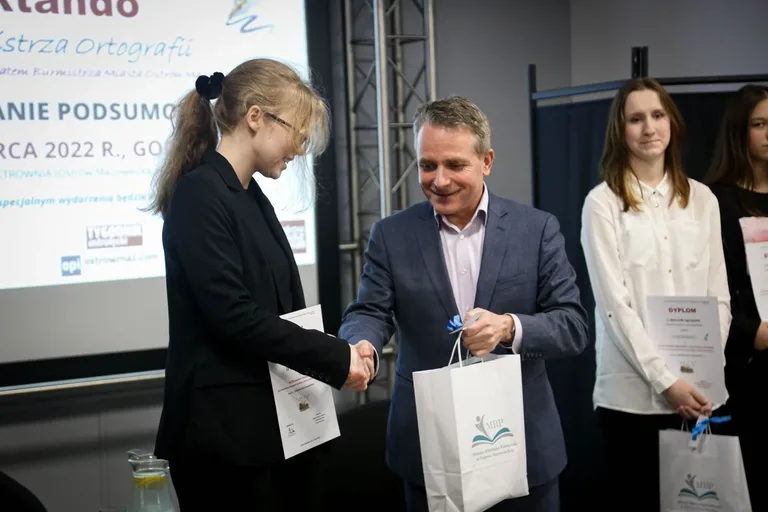 Wręczeniu nagród laureatom III Ostrowskiego Dyktanda towarzyszyło spotkanie z Michałem Rusinkiem (zdjęcia)