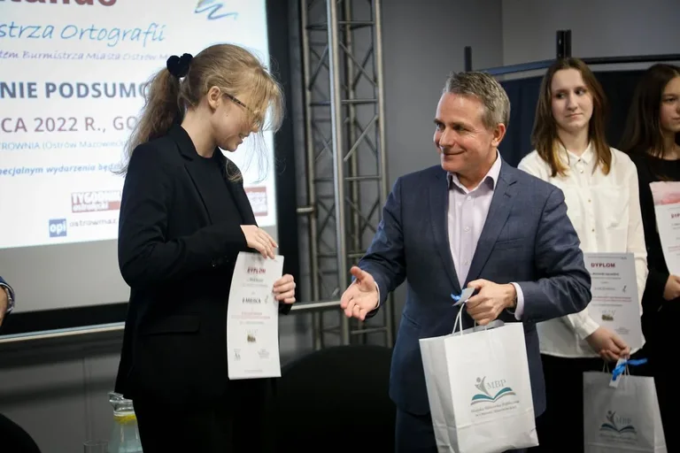 Wręczeniu nagród laureatom III Ostrowskiego Dyktanda towarzyszyło spotkanie z Michałem Rusinkiem (zdjęcia)