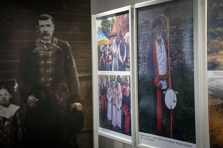Wręczeniu nagród laureatom III Ostrowskiego Dyktanda towarzyszyło spotkanie z Michałem Rusinkiem (zdjęcia)