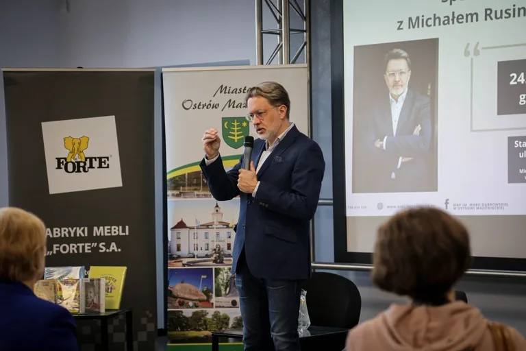 Wręczeniu nagród laureatom III Ostrowskiego Dyktanda towarzyszyło spotkanie z Michałem Rusinkiem (zdjęcia)