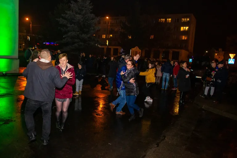 Mieszkańcy Ostrowi Mazowieckiej przywitali Nowy Rok (zdjęcia)