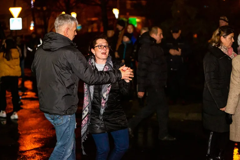 Mieszkańcy Ostrowi Mazowieckiej przywitali Nowy Rok (zdjęcia)